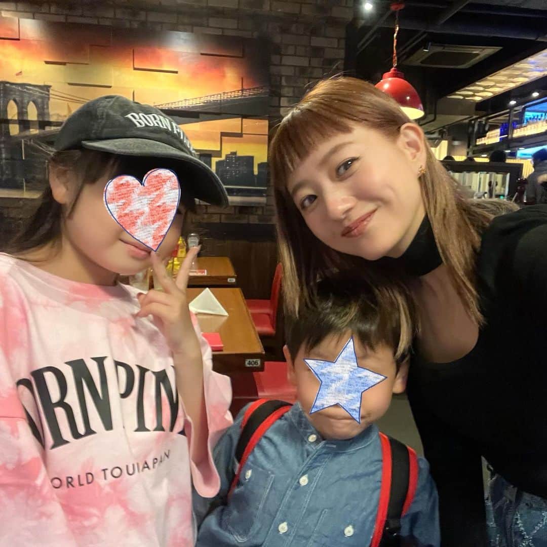 伊藤千晃のインスタグラム：「今日は師匠と @blackpinkofficial のライブへ行ってきました🎵  姪っ子と息子とライブに行ける日が来るなんて♡  #blackpink #bornpink #東京ドーム　#姪っ子」