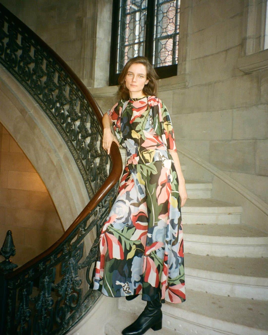 レベッカテイラーのインスタグラム：「An elegant entrance. ⠀⠀⠀⠀⠀⠀⠀⠀⠀ #RebeccaTaylor」