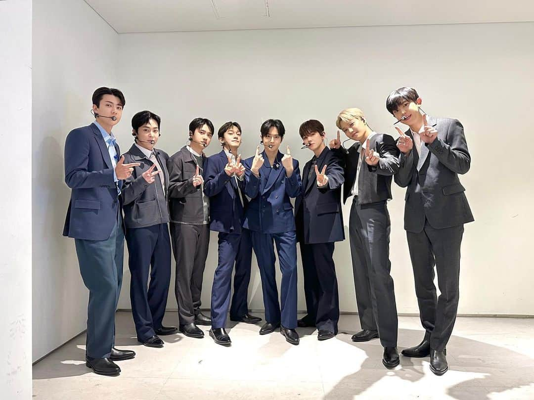 EXOさんのインスタグラム写真 - (EXOInstagram)「🤍🥳🤍  #EXO #엑소 #weareoneEXO #EXOCLOCK #EXOCLOCK_EXO_FANMEETING #2023_EXO_FANMEETING_EXO_CLOCK #FANMEETING  #EXO11thAnniversary」4月8日 22時54分 - weareone.exo