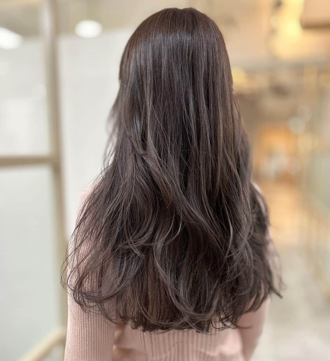 中西結梨花のインスタグラム：「長さは変えずに大人レイヤーカットでイメチェン💗カラーはグレージュ🧊ハイライトが入ってるベースです🥣 #nakanishi_color」