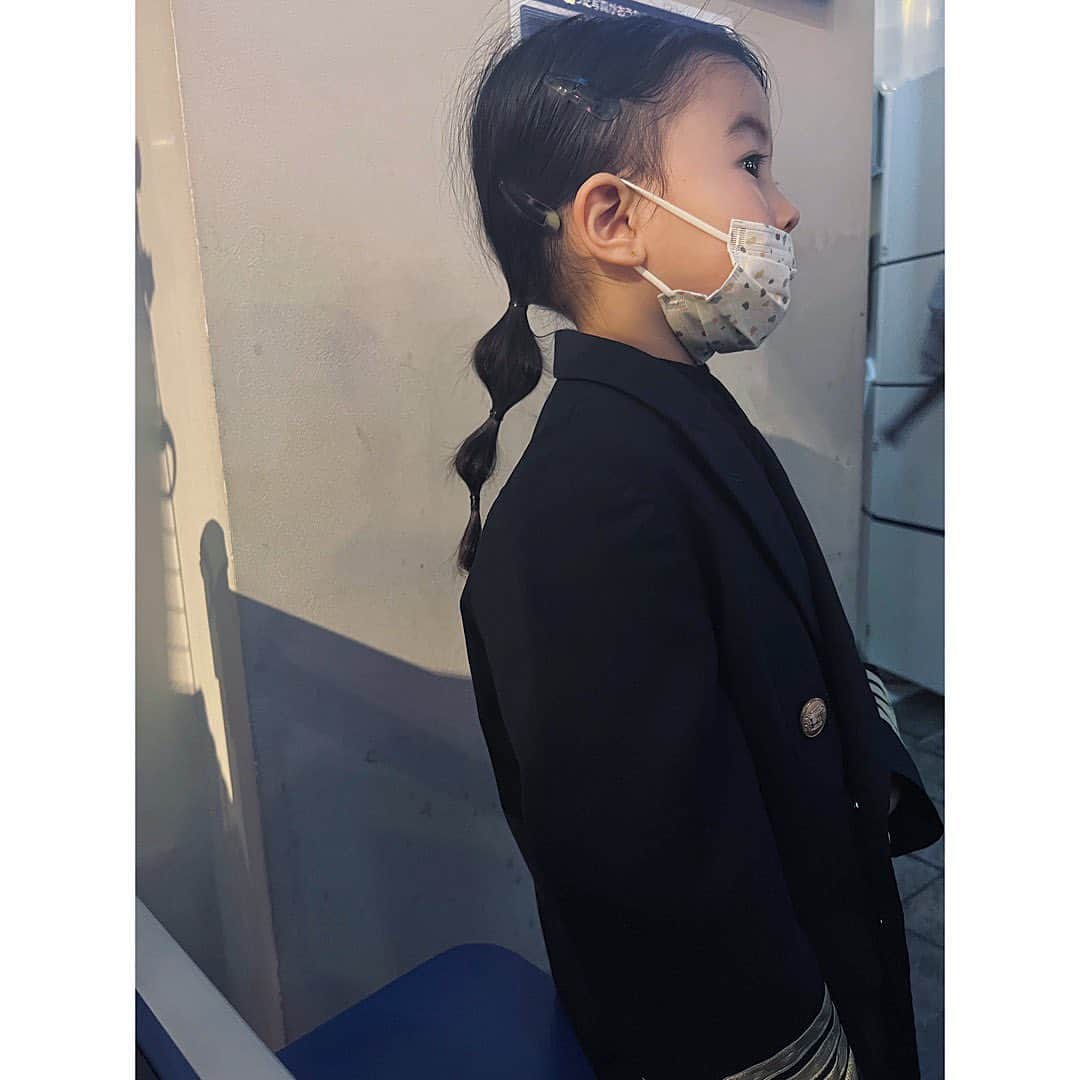 家長晶のインスタグラム：「↪︎2023.2. たぴ子、初のキッザニア。  目をキラキラさせて、ウロウロして🙂🤍 そうこうしてるうちに 人気の消防士さんは体験できず😂  今年12歳になる次男は、キッザニアラストスパート。  数年ぶりですっかり忘れてたけど、 キッザニアの翌日は肩こり必至なんだった。笑」