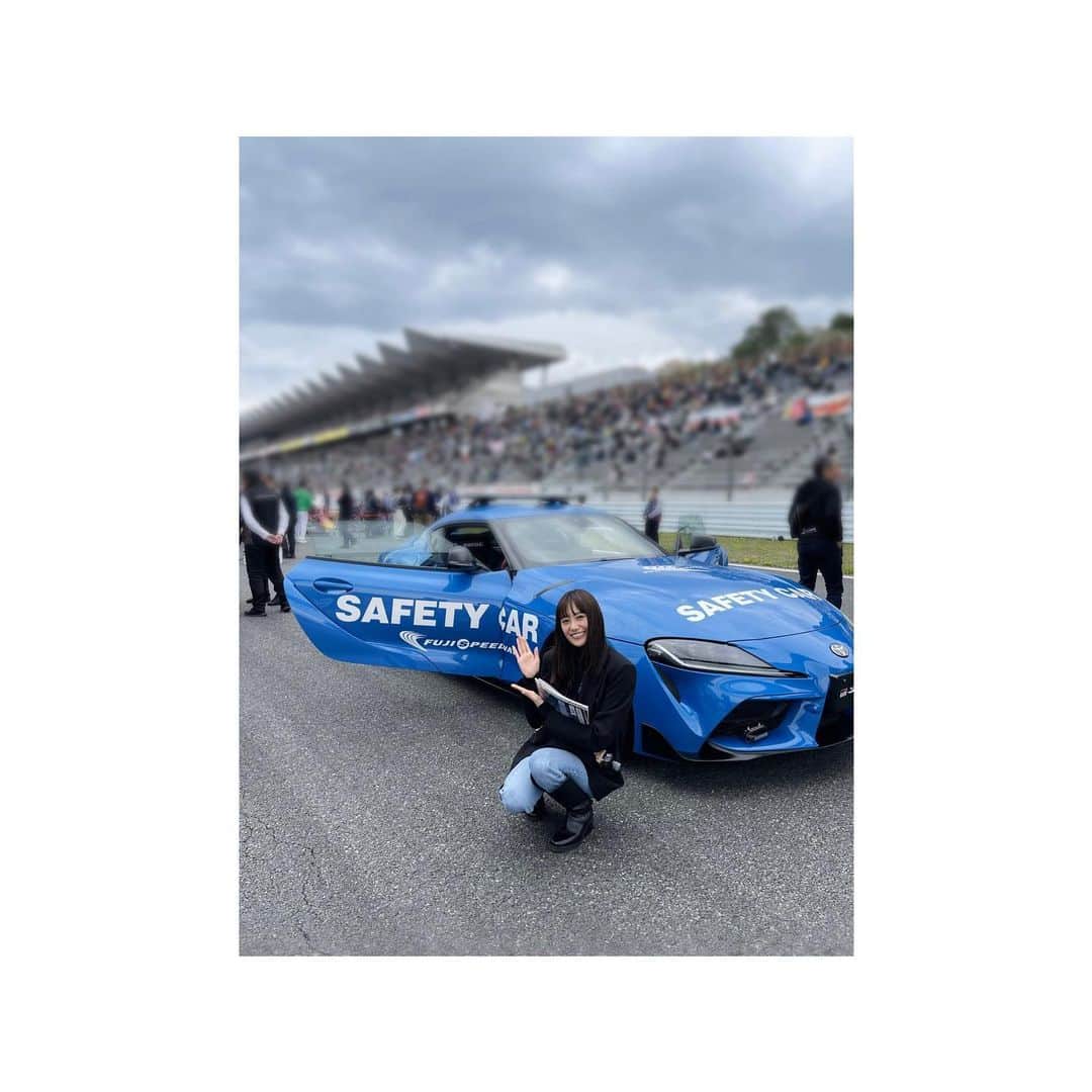 吉田志織のインスタグラム：「@superformula_official 開幕戦！✨  F1をきっかけにモータースポーツが好きになり、 日々、言葉では表せられないくらいの興奮と、 感動をたくさんいただいております！😭✨✨✨  まだまだ知識不足で分からない事も一杯あるので、 これからもたくさん勉強し、 色々な角度から楽しめるようがんばります！✊🏼✨  #スーパーフォーミュラ #開幕戦 #モータースポーツ #風で髪がぴゅー」