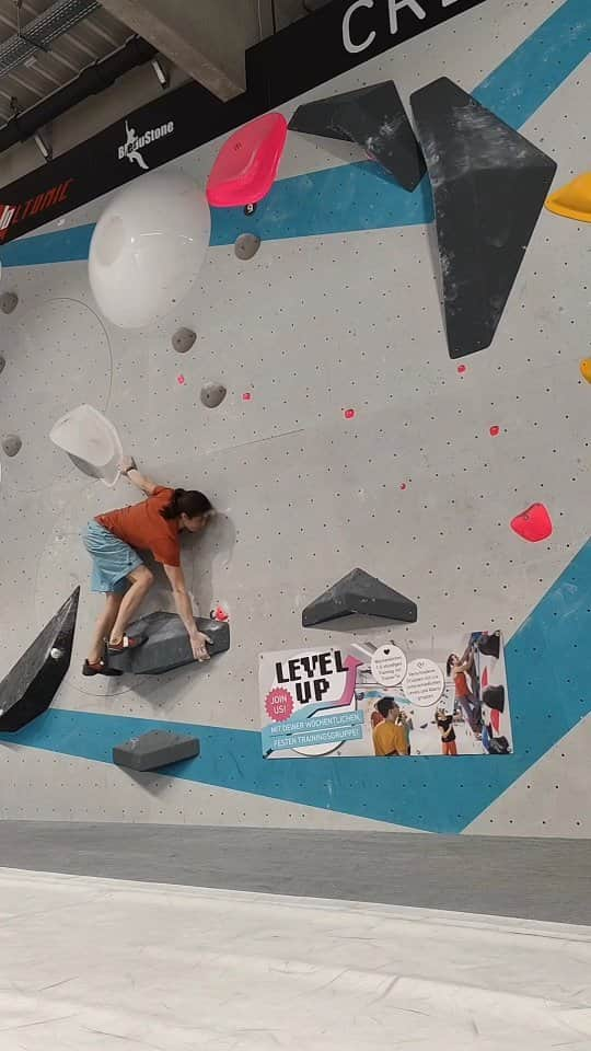 スターシャ・ゲージョのインスタグラム：「Level up! 😅🙈 Just a slab I really liked in @boulderweltmuenchensued  Nice friction combo with @unparallelup Flagship and @tokyo_powder_germany V3 and Black mix! 🙌🏼  @trangoworldofficial #taketheotherway #waytotheboulder  #unparallelup #tokyopowder  #bouldering #compstyle #rockclimbing」