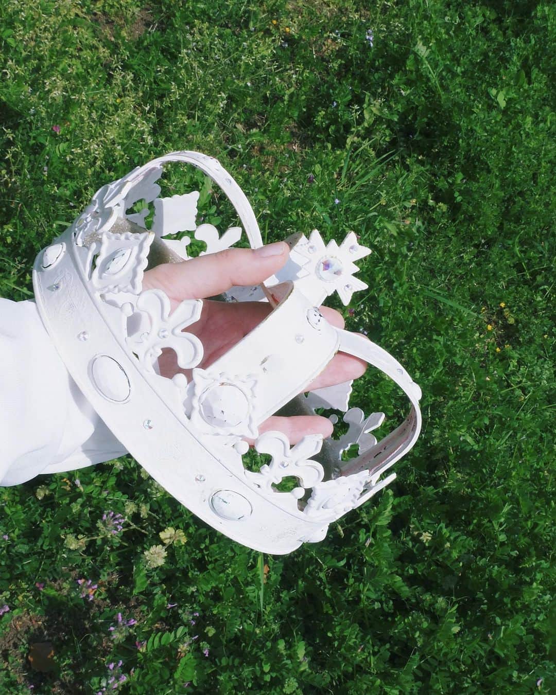 永原真夏さんのインスタグラム写真 - (永原真夏Instagram)「💎stay aurora💎  「オーロラの国」のアーティスト写真撮影時に制作した王冠と久しぶりに再会しました。白は魔法の色、オーロラは合言葉」4月8日 23時02分 - suika1ban
