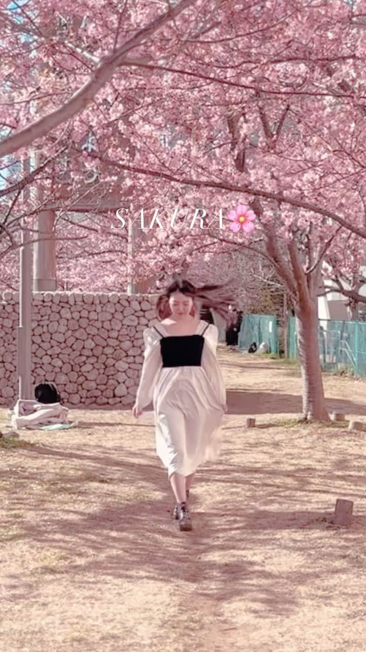 白井佑奈のインスタグラム：「🌸  春の季節になってきた🥰    桜ちって欲しくないなぁ🥹🌸    ワンピース👗  商品ID: 3763136       ＊＊＊＊＊＊＊＊＊＊  お仕事依頼はDMへ💌💭 ＊＊＊＊＊＊＊＊＊＊    プロフィールリンクはこちら👉 @yuna_smile0130    #シーイン#シーイン購入品#シーインクーポン#シーインコーデ#SHEIN#shein購入品#sheinコーデ#shein買ってよかったもの#今日のコーデ#OOTD#冬コーデ#ワンピースコーデ#ホワイトコーデ#ファッション好きな人と繋がりたい#abcマート#購入品紹介#SHEIN新生活応援#東京桜#河津桜#旧中川河川敷#旧中川#桜#sakura#beSHEINmodels @shein_japan @sheinofficial」