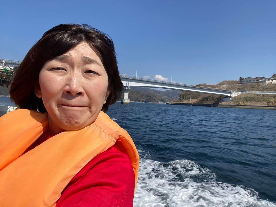 川村エミコのインスタグラム：「タイトル「母の自撮り」  #お母さんの自撮りっぽくなりました。 #偶然の産物 #それとも歳のせい？  #母の自撮り  #東海テレビ 制作 『#運搬千鳥 それ、どうやって運ぶんじゃ？』🎊  4年連続の放送🚚です。 感謝です。  今回は ハマチ🐟が回転寿司に並ぶまでを 密着させていただきました。  4年目にして、1番過酷でした！✨🤗笑  4月16日（日）16時05分～ 何卒 よろしくお願いします。✨✨✨ m(_ _)m  #運搬千鳥 #フジテレビ #東海テレビ」