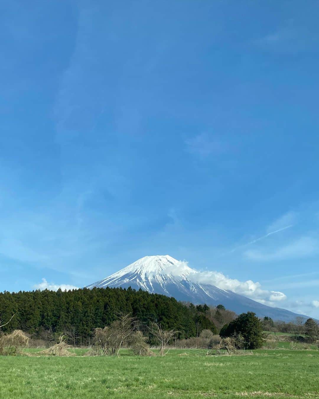 サキのインスタグラム：「この間一泊二日で大好きな友達と静岡に行ってきたよ🗻初めてこんな近くで富士山見れて感動の嵐😭✨✨✨ 自然最高‼︎地元の人もこんな綺麗な富士山見れるの珍しいよお〜って言ってたぐらい素晴らしかった🥺‼︎  そしてこちらも人生初のパラグライダー‼︎絶景で文句なしの体験やった🥺 飛ぶ前心臓ドキドキしてきたとかちびりそうやったのに乗った瞬間友達にこわないで〜って余裕ぶるあたりwwWWW #2枚目 #3枚目動画あり  スタッフのおねーさんもおっちゃんも皆さん親切でほんまに楽しかった‼︎🥹🤝✨  旅行の写真ありすぎるからストーリーで色々更新させてね〜😊」