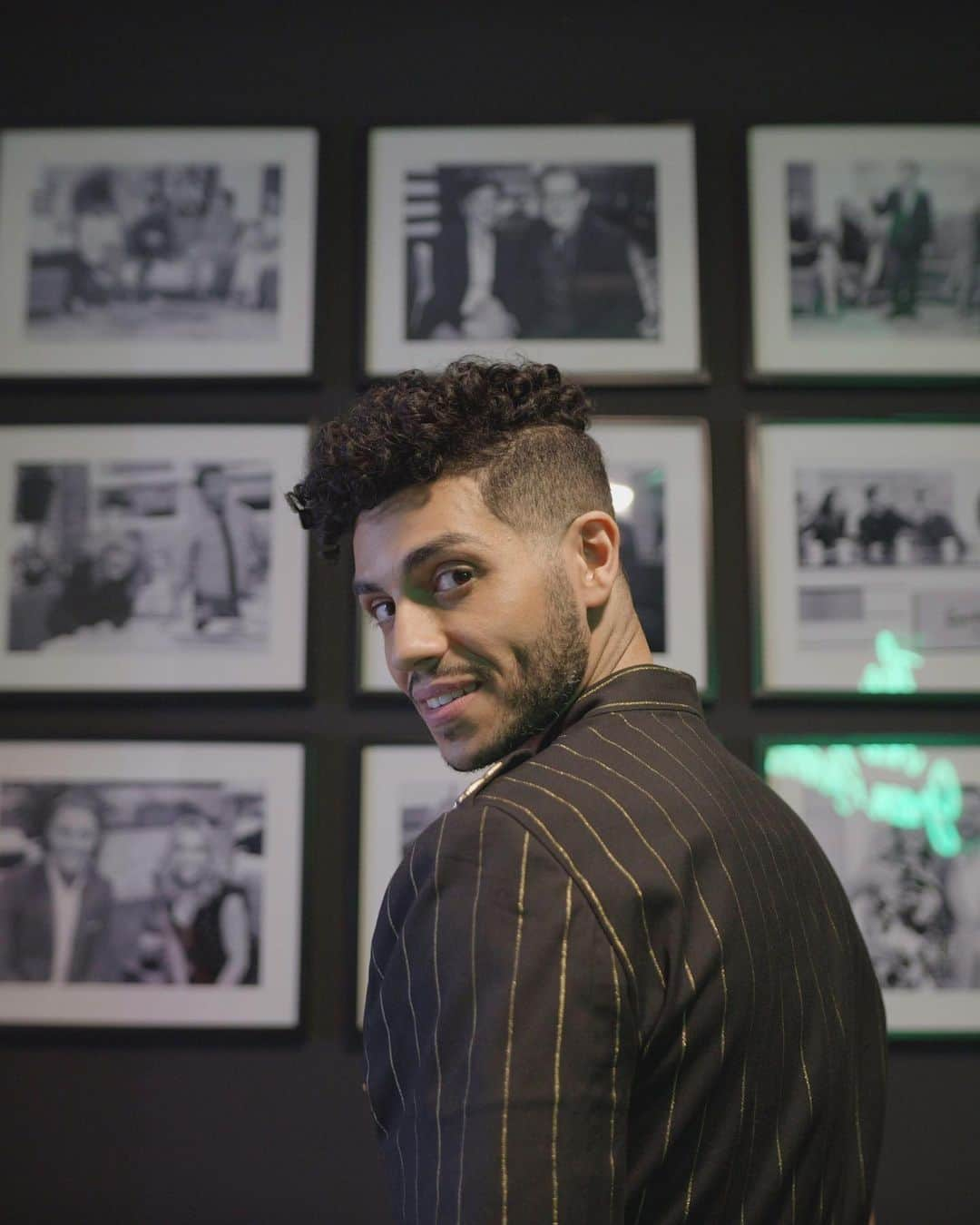 メナ・マスードのインスタグラム：「Thank you to the @themarilyndenisshow & all the incredible press in #Toronto for having me. Always good to be back home!   📷: @randotoronto  💇🏽‍♂️: @sher_beauty  🧥: @styledbylmc」