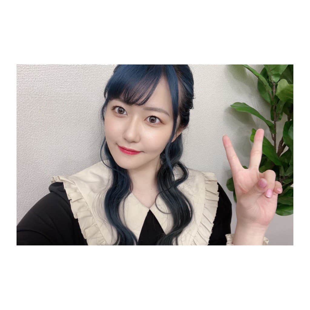 三澤紗千香のインスタグラム：「.  Did you notice that I'm turning my hair blue?」