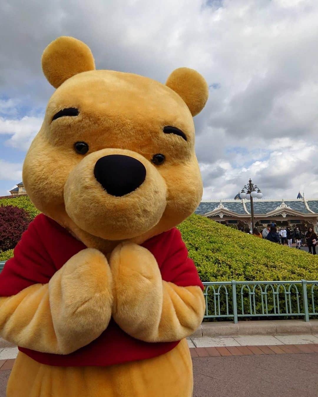 亀恭子のインスタグラム：「長男が撮ったプーさん。  春休み子供サービスで @tokyodisneyresort_official へ。  ディズニーランド行こう！と伝えた時から 子供達はそれはそれは楽しみにしていて。  夕方前から雨に降られましたが、 小雨の中でも長男はやる気満々でアトラクションに並んで乗ったり たっぷりと楽しみました☺︎  一日中歩き回ったり、子供を抱っこしたりおんぶしたり。 @wray.jp コットンシルクニットパンツ で 今日はかなり軽快に活動しました^^ 📷/4  帰宅してからカメラロールを見返すと、 うっかりディズニーランドらしい背景の写真が少ないことに気がつきましたがw  THE な場所での記念撮影はしつつも、 フレームを気にせずふと撮りたいと思った瞬間を。  みんなすごくいい笑顔だった。 また行こうね♡  #tokyodisneyland #tokyodisneyland40th #2023april #spring #memories #40年前家族で行った日を思い出した #その日の私と娘がソックリなことに気がついた」