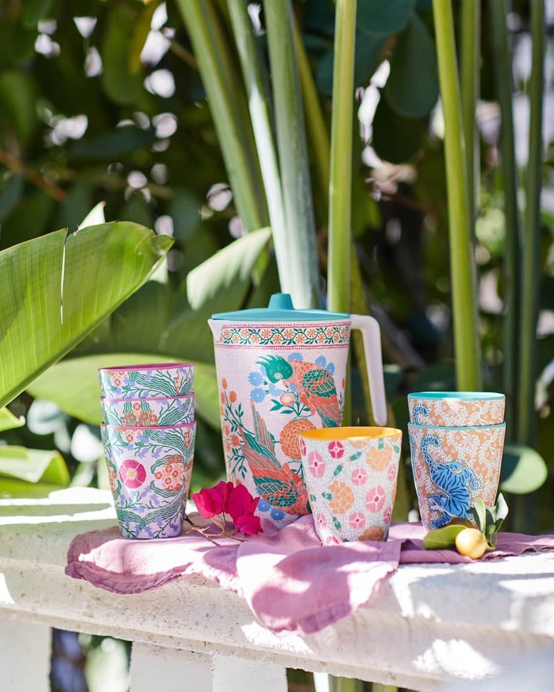 Anthropologieのインスタグラム：「Artist @ellenmerchant is here to entertain with (yes, seriously) groundbreaking florals for spring. [link in bio to shop the vibrant new outdoor collection, exclusively available at Anthropologie] 🌸🧡🌺」