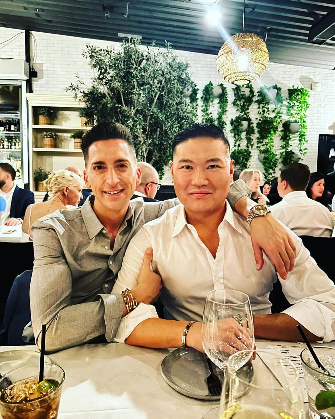 ジョナサン・カサーのインスタグラム：「Happy Birthday to my favorite human!   ❤️  Cheers to another year around the sun with you, my love.」