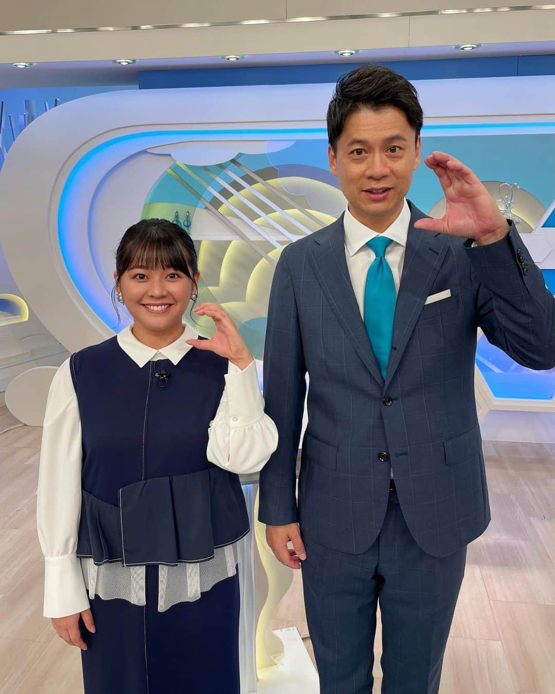 のインスタグラム：「* 『LIVE！コネクト』無事、初回の放送が終わりました☺️  石井さんとコネクトの『コ』のポーズ！！！  #新番組#LIVEコネクト#生放送#土曜#中継 #関西#北海道#高知#スタジオ #カンテレ#アナウンサー#衣装#ヘアセット」
