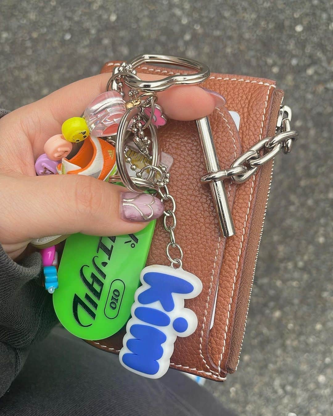 のインスタグラム：「😺🐘🐒🩵💅  #キーホルダー#ガチャ  #ネイル#たべっ子どうぶつ  #HERMES#nails#y2knails」