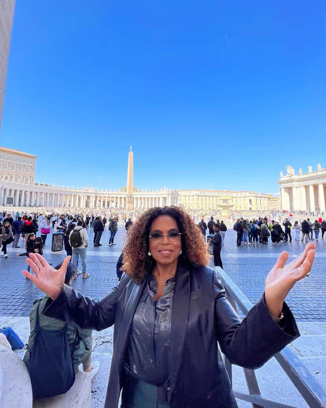 オプラ・ウィンフリーさんのインスタグラム写真 - (オプラ・ウィンフリーInstagram)「Happy Easter from Vatican City 🙏🏾 @gayleking @kirbybump」4月8日 23時19分 - oprah