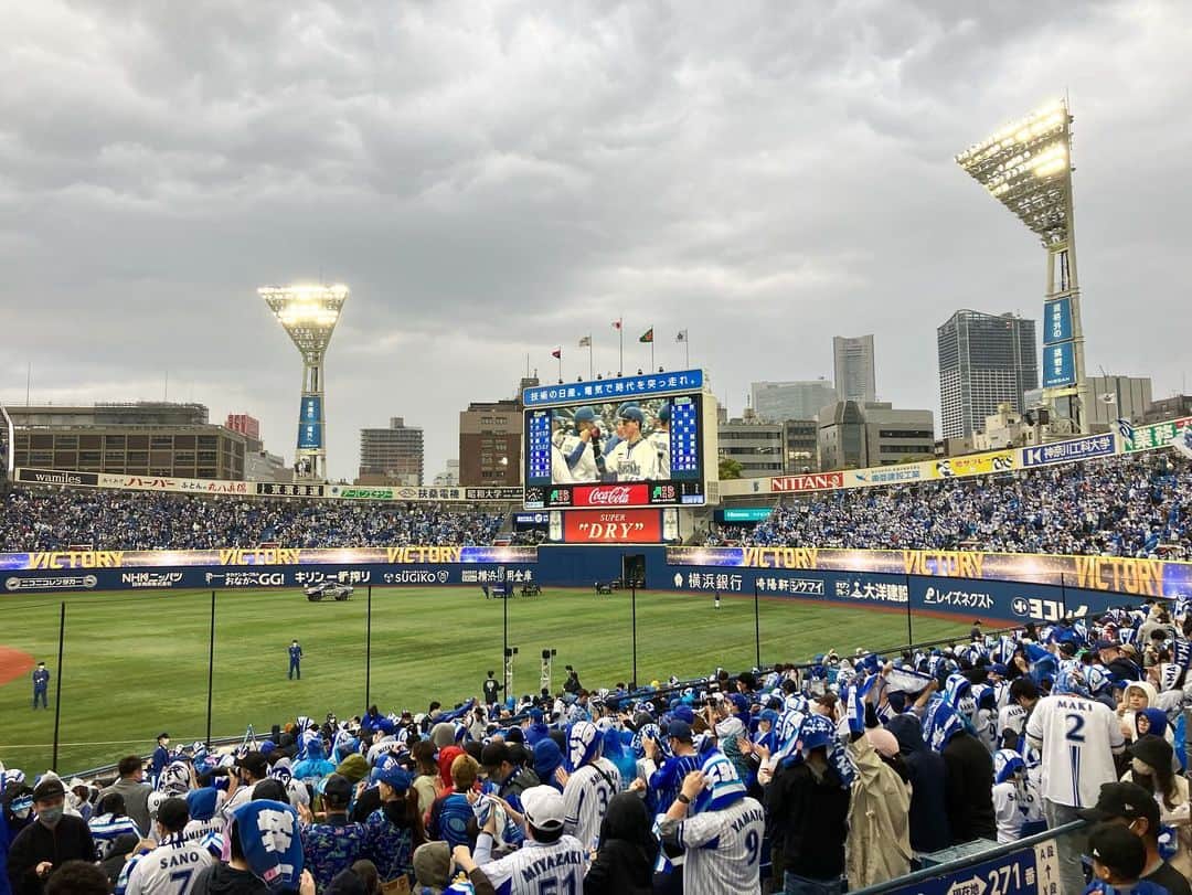 長谷川ゆうさんのインスタグラム写真 - (長谷川ゆうInstagram)「. . 人生初の横浜スタジアム⚾️ ゆかちゃんありがとぉ♡  野球初心者なので 分からないこと多いけど 最後まで楽しかった！！  あの大きなスタジアムが満員の迫力！ 雨予報でもこんなに沢山の人が集まるの。 凄いなぁ。  スポーツっていいね  入口で京田陽太選手のタオルもらったので 今度は試合で見たいです！  . . #野球観戦 #横浜ベイスターズ #中日ドラゴンズ #お昼食べ過ぎてスタジアムグルメたべれなかった #今度はポテト食べたいです #⚾️」4月8日 23時20分 - haseyuu08