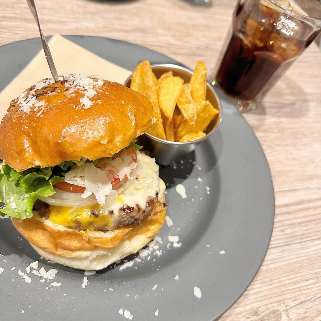 八木沙季のインスタグラム：「🤍🤍  3種のチーズチーズチーズ🧀 っていうハンバーガー食べたよ☺️ 東京はすっげーなー！！ チーズ3種も使っちゃうんだもんなー！！ あ、でもすき家のチー牛もチーズ3種か😃  とってもおいしかったです☺️🫶笑  #mrtokyoburgerscafe  #新宿グルメ  #新宿三丁目グルメ」