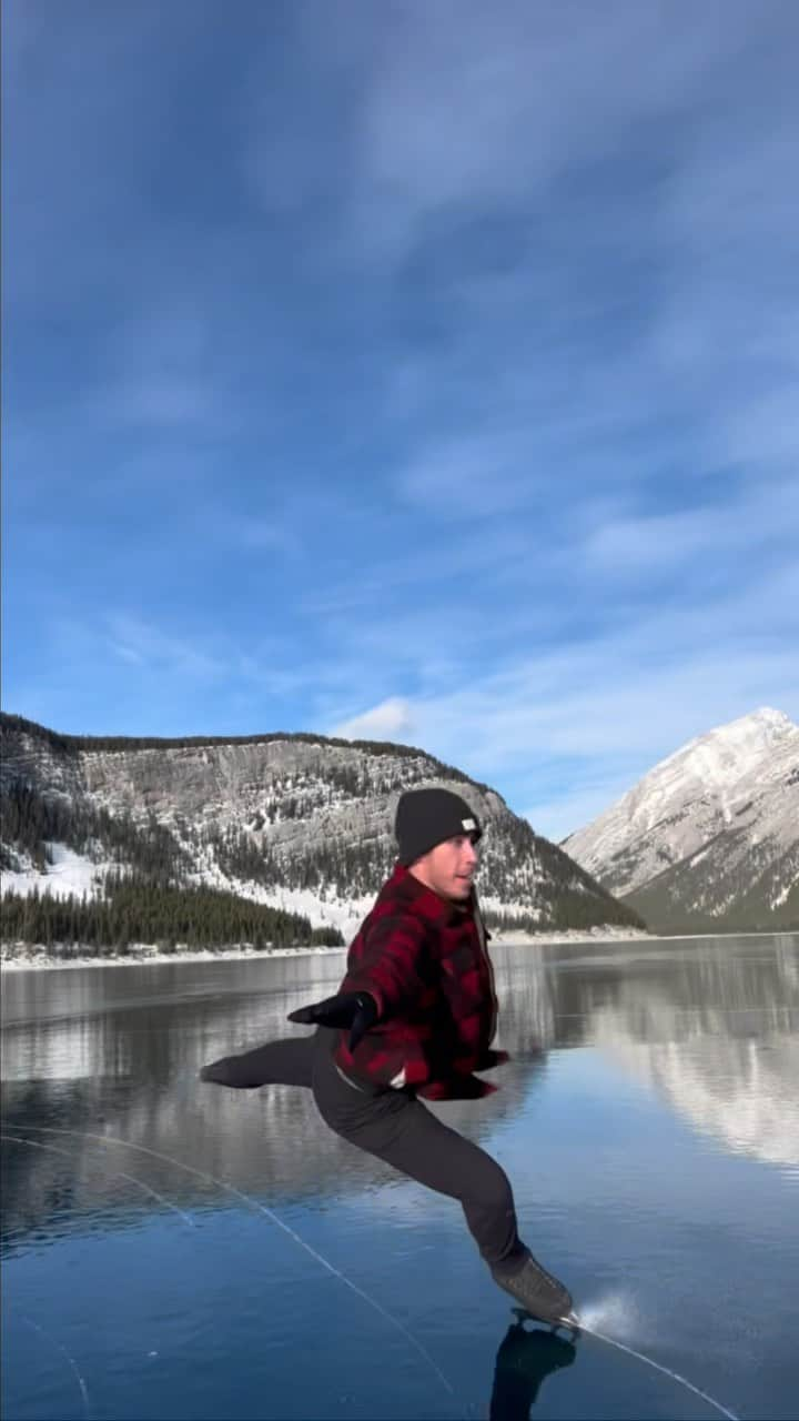 ブライス・シューダックのインスタグラム：「Figure skating outside is just plain fun. 😍   🎥: @carlottaedwards   #wildice #kananaskis #kcountry #canmore #calgary #banff #alberta #canada #spraylakes #frozenlake #wildiceskating #chasingwildice #ice #skating #figureskating #mountains #wilderness#snow #winter #fun #missit」