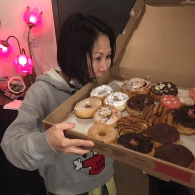 ディアフーフさんのインスタグラム写真 - (ディアフーフInstagram)「Tour is over! Although I think these donuts are still with us, stuck deep in our stomachs somewhere. Thanks to everyone who came, it was incredible to feel so much love and support. If you missed any of the shows I think some bots might have 2 tickets for tonight, you can DM them but serious inquires only please. Special thanks to our old tour buddies from Blank Spell, @aaronmuchanic and @formlesshorror for the vegan donut hook up. I’ll never forgive you. ❤️」4月9日 10時15分 - deerhoof