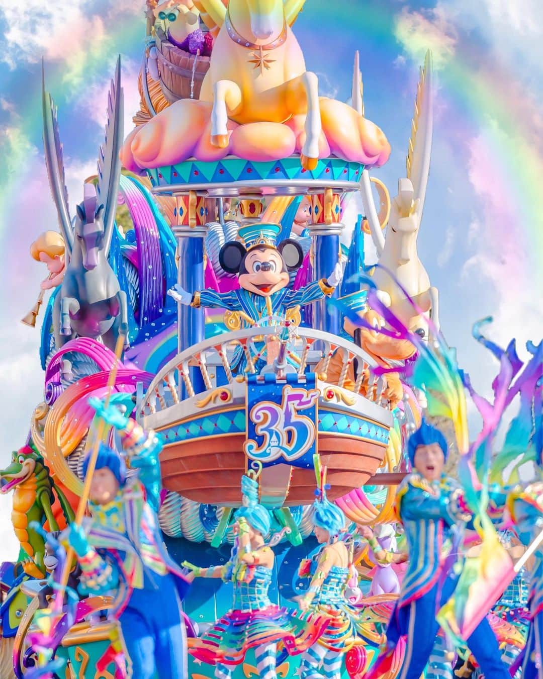 Kahoさんのインスタグラム写真 - (KahoInstagram)「. . 今日で最終公演を迎える ディズニーランドのお昼のパレード、 “Dreaming Up”  初めてみた時のことは まだはっきりと覚えていて。  虹がかかったようなカラフルなダンサーさんと、 その虹の上を走るようなミッキーの船。  太陽な光が透けて光るステンドグラスと シャンデリアのように輝くプリンセスたち。  ピーターパンが空を飛んだ瞬間。  一つ一つがが美しくて、 感動で泣きながら見たんです。  コロナで休止したり 内容が一部変わったりもしたけど、  5年前の35周年から今日まで 私たちに”夢”を見せてくれてありがとう☺️  #dreamingup#ドリーミングアップ #ドリミ#壁紙プレゼント#ディズニーパレード#東京ディズニーランド#東京ディズニーリゾート#tokyodisneyland #tokyodisneyresort #tokyodisney#disneyparade#disney#disneygram#disneyphoto #ファインダー越しの私の世界 #ファインダー越しのディズニーの世界」4月9日 10時16分 - kah05disney