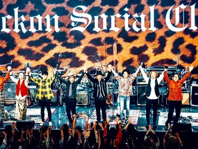 寺岡呼人のインスタグラム：「Rockon Social Club、ツアーが終わりました。 ⁡ この4人と旅をして、改めで4人が持ってる〝華”、そして〝人間性”を強く感じました。 ⁡ 50代のロックバンドの、ある意味理想系、可能性も感じたし、何しろお客さんの幸せそうな顔を見て、音楽の持つパワーは捨てたもんじゃないと！ ⁡ 最高の旅をありがとう！ ⁡ #rockonsocialclub」