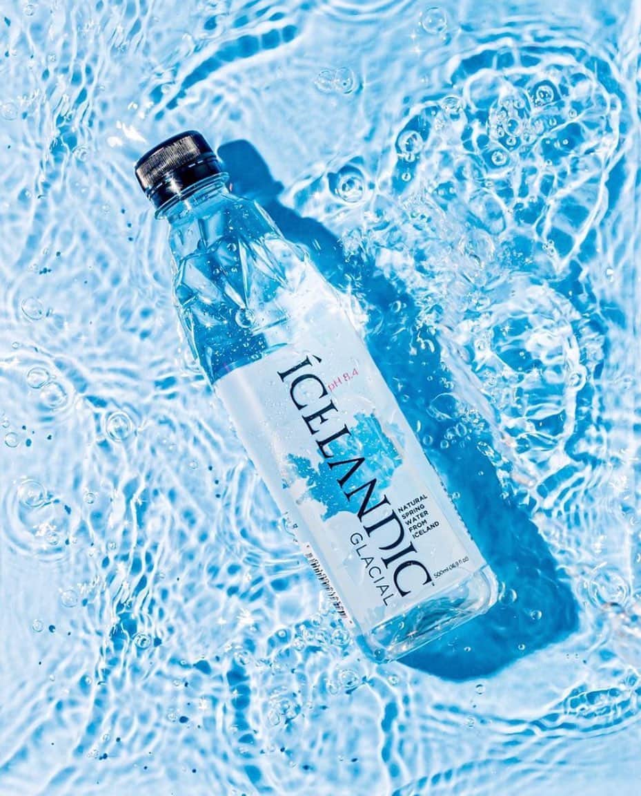 FIJIWaterJapanのインスタグラム：「@icelandicglacialjp は添加物によるものではなく、古代の溶岩の自然ろ過システムによってつくられる理想的なpH8.4のアルカリ水🌋💧 ミネラルバランスが取れた軟水の為、そのままはもちろん、他のお好みの飲料と組み合わせてもお飲み頂けます🤲  #アイスランディック#ウォーター #アルカリ水　#icelandicglacial #water #stayhydrated #水分補給　#ミネラル水　#溶岩　#自然　#コンビ　#カクテル　#スムージー　#プロテイン　#おすすめに載りたい　#fyp #exercise #mineralwater #alkalinewater #水割り　#アイスランド　#ダイエット　#健康意識 #美意識　#意識高い人と繋がりたい #ウォーキング　#ハイキング　#トラベル　#ランニング　#エキササイズ」
