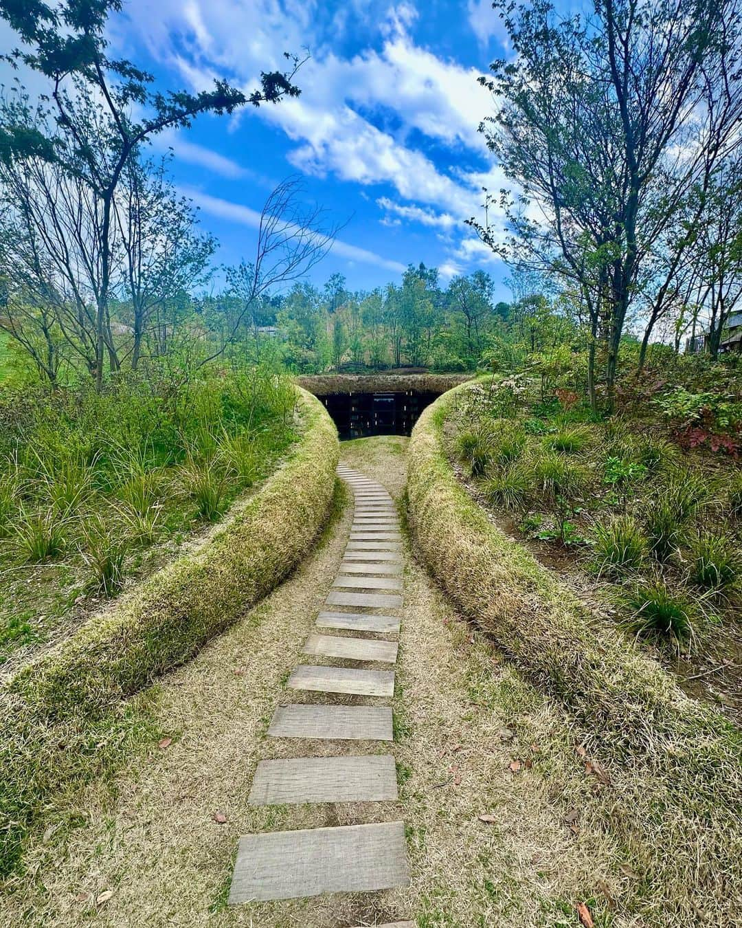 谷川じゅんじさんのインスタグラム写真 - (谷川じゅんじInstagram)「KURKKU FIELDS. 久しぶりに木更津。コロナの間が飛んだ時間にいろんないのちが育ってた。農と食、アートと自然。いのちのてざわり。中村拓志くんの図書館も皆川さんのcocoonも生まれたばかりのヤギたちも、みんな自然にそこに居た。ひとつの生態系としての場のチカラ。いるだけで細胞の隙間に風が入り込む感じはホントここだけの不思議な魔法。時間を忘れるって意外に近くにあるんだね。 #krukkufields #goodvibesonly #goodneighbors #thisisjapan」4月9日 8時49分 - junjitanigawa