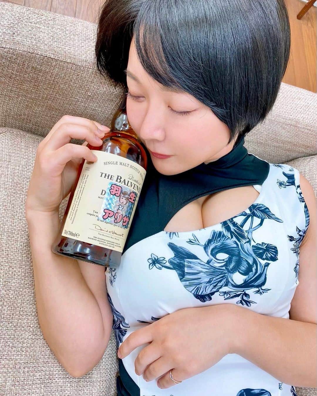 羽生アリサのインスタグラム：「昨日は撮影会でした🥰📸 衣装はチャイナ風のドレス🐼 羽生のオリジナルシールを作ったのでお配りしたよ✌️☺️ 世の中に30枚しかないので大切にしてもらえたら嬉しいです☺️🫶💗笑  いつも、ありがとうの気持ちでいっぱい🥲☺️🌷✨  #撮影会 #個撮 #チャイナ #🐼　？ #バルヴェニー #ウイスキー #キラキラシール  #限定 #🩷」