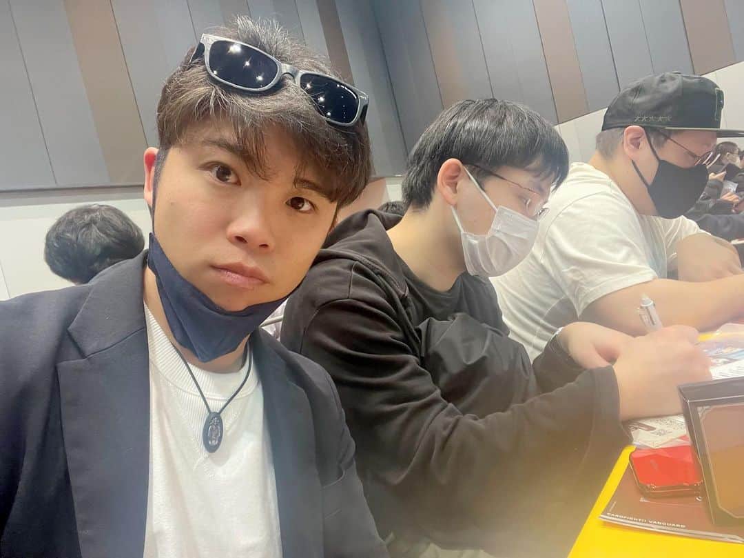 成田童夢のインスタグラム：「この大会の為に、雪山から戻ってきた(*`･ω･´)← 今日もこの3人で優勝目指して頑張ってきます(˶'ᵕ'˶ )︎  ガンバレ、おれたち！！！(*´艸`) #WGP横浜 #ヴァンガード」