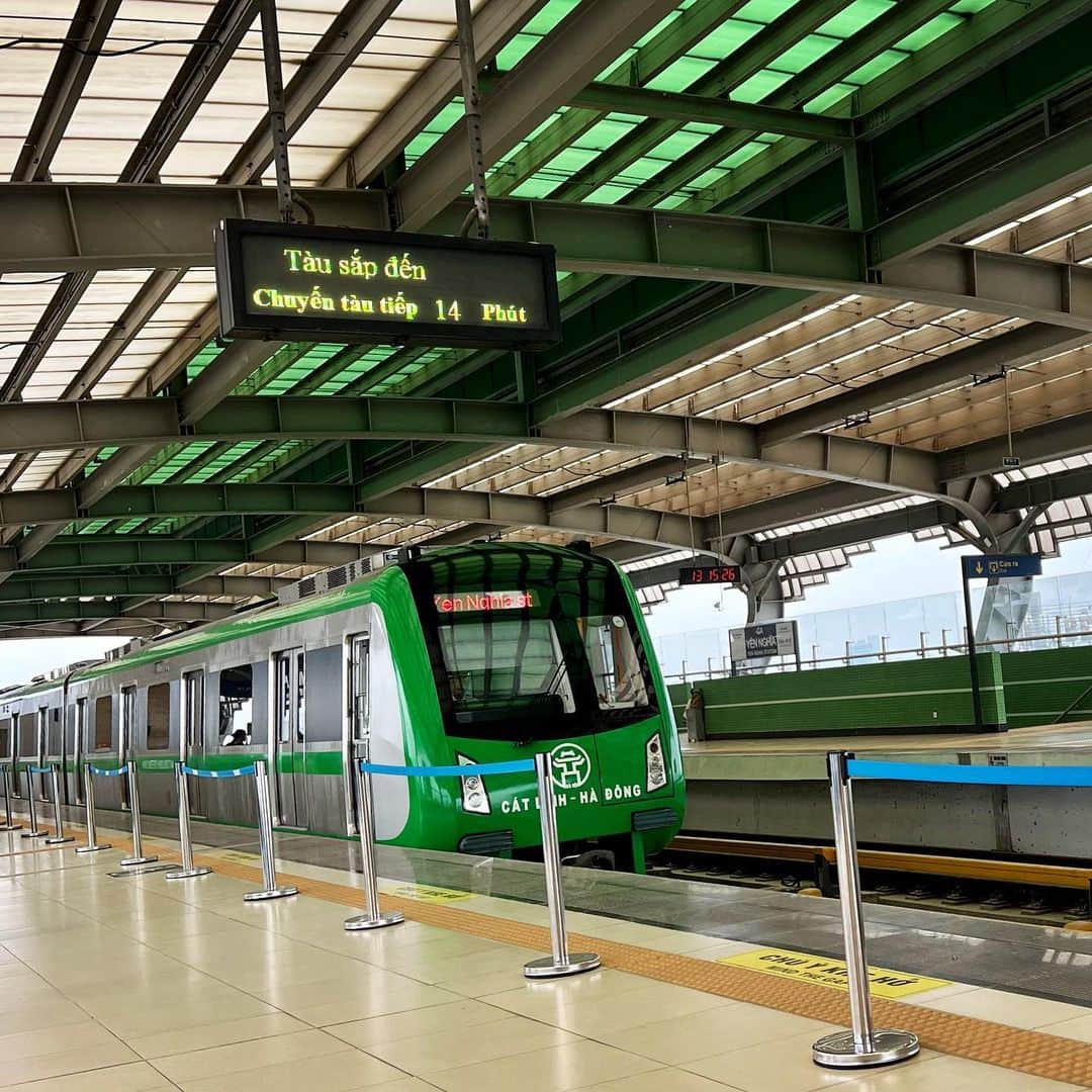 のインスタグラム：「ハノイ都市鉄道に乗ってみました。空いてる！やはりバイクか…  我乘坐了河内城市铁路。比起铁路，人们更喜欢摩托车。  하노이 지하철을 탔습니다.  사람들은 기차보다 오토바이를 선택하는 것 같습니다.  I took the Hanoi Metro. People seem to choose motorcycles over trains.  Tomé el metro de Hanoi. Parece que la gente prefiere las motos a los trenes.  #akhtravelogue #akhtlovestrain」