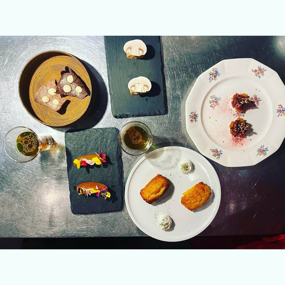 journaleatripのインスタグラム：「Preparation at restaurant  4月5.6日に行われた 『katsuji yoshino×eatrip』  3回目となる久々のコラボイベント。 通常と異なるイレギュラーな動きはいろいろとバタつきます。そしてキッチンは更に 新しいメニューは勿論の事新しい料理方あったりで会話のやりとりはヒートアップ、ケタタマシイもワクワク楽しかったなぁ。  #restaurant_eatrip  #katsujiyoshino×eatrip」