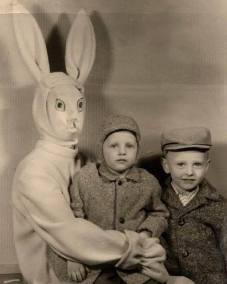 Kids Are the Worstのインスタグラム：「Somehow older pics of the Easter Bunny are better AND worse.  Do you have any winner pics like this? Send them to me via DM. 🙌  #kidsaretheworst」