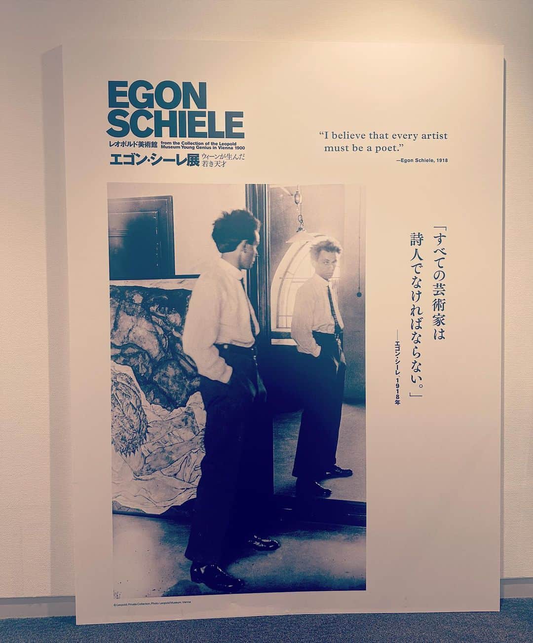 前田真里のインスタグラム：「#エゴンシーレ展   28歳の若さで数日前に息をひきとった 妊婦の妻のあとを追うように  当時流行していた スペイン風邪で亡くなった  オーストラリア ウィーンの天才画家 エゴンシーレ。  衝撃的な作品がいくつもありました。  作品は、もちろん！ですが時系列に並べられたその空間は、展示の仕方も素敵で（照明？）すいこまれるようでした。  *ベージュの壁は、撮影できます。  #レオポルド美術館 #上野 #名画 予約しても長い列ができるくらい 大人気でした。  エゴンシーレ展は、  #東京都立美術館 で今日までです。」