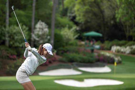 馬場咲希のインスタグラム：「【Augusta National Women's Amateur】  74.70.70  5T  オーガスタ、最っ高でした！！今までTV画面を通して観ていた場所…オーガスタで沢山のギャラリーの前で、トーナメントの最終日をプレーできたことは、なんて言ったらいいかわからない体験。本当に感動でした。楽しかった〜！  オーガスタナショナルに招待してくれたANWAに関わる皆様、何年か前にこの試合をやろうと思いついてくれた誰か、本当にありがとうございました！😊夢のような試合でした。同組のRoseの、王者のゴルフを予選二日間見た事、決勝のオーガスタでの自分のプレーは一生忘れない思い出になりました🙌🏻Congrats Rose!💗  キャディーをしてくれた進藤さん、1週間ありがとうございました！進藤さんのおかげでオーガスタで沢山のバーディーがとれました。ミスしたときのポジティブなアドバイスや、グリーンの注意すべき傾斜などを教えてくれ、沢山助けられました🙇🏻‍♀️オーガスタを経験しているからこそのアドバイスも勉強になりました！  海外へのチャレンジを後押してくれるスポンサーのみなさん、サポートに来てくれたBRIDGESTONE、いつもゴルフに集中できる環境を作ってくれるテリーさん、応援に来てくれるチームのみんな！ありがとうございました😊とっても楽しい1週間でした！  予選ラウンドで、ショットがめちゃくちゃで困ってたのを簡単に治してくれたTにも最高に感謝💗　@chonmagejpn   アーメンコーナーでの沢山の声援、本当に気持ちよかったです✨ありがとうございました😊  日本で応援してくれた皆さんにも感謝してます。 ありがとうございました😊  #anwa  #bridgestone #bridgestonegolf #1piu1uguale3 #trussputter #underarmour #青梅ゴルフ倶楽部 #フォレスト鳴沢ゴルフカントリークラブ #gmg八王子ゴルフ場 #村田忠男 #ゴルフ女子 #ゴルフ #ゴルフ好きな人と繋がりたい #スポーツ #sports #golf」