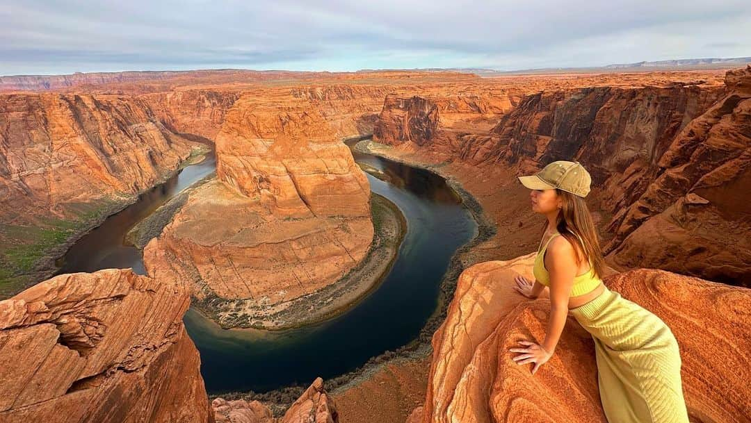 西内ひろさんのインスタグラム写真 - (西内ひろInstagram)「📍Horse shoe bend/Arizona  渓谷の風景が馬の蹄のような形をしていることから『ホースシューベンド - Horseshoe Bend』と呼ばれています。  ここは来てみたかったところ。自然が生み出す美しいアートがこの辺りには沢山あって、地球の美しさに改めて感動しています🙏  ついでの旅は、出来ればして帰りたい。と思うのですが、あえて時間を作っています。  私の人生において、"遊び"から学ぶことが1番多いからです。それがまた、仕事にも繋がっているんだなと感じる今日この頃。。。  #arizona #america #horseshoebend #西内ひろのオススメ旅」4月9日 9時19分 - 0214hiro