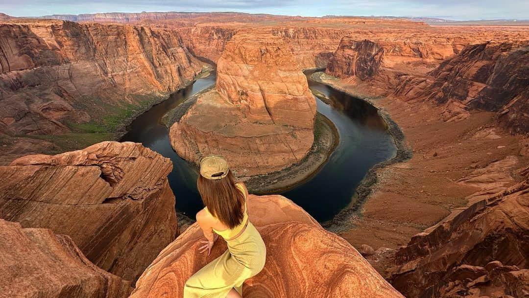 西内ひろさんのインスタグラム写真 - (西内ひろInstagram)「📍Horse shoe bend/Arizona  渓谷の風景が馬の蹄のような形をしていることから『ホースシューベンド - Horseshoe Bend』と呼ばれています。  ここは来てみたかったところ。自然が生み出す美しいアートがこの辺りには沢山あって、地球の美しさに改めて感動しています🙏  ついでの旅は、出来ればして帰りたい。と思うのですが、あえて時間を作っています。  私の人生において、"遊び"から学ぶことが1番多いからです。それがまた、仕事にも繋がっているんだなと感じる今日この頃。。。  #arizona #america #horseshoebend #西内ひろのオススメ旅」4月9日 9時19分 - 0214hiro