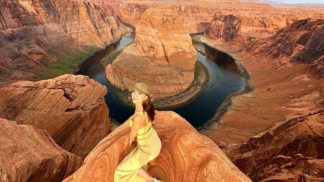 西内ひろさんのインスタグラム写真 - (西内ひろInstagram)「📍Horse shoe bend/Arizona  渓谷の風景が馬の蹄のような形をしていることから『ホースシューベンド - Horseshoe Bend』と呼ばれています。  ここは来てみたかったところ。自然が生み出す美しいアートがこの辺りには沢山あって、地球の美しさに改めて感動しています🙏  ついでの旅は、出来ればして帰りたい。と思うのですが、あえて時間を作っています。  私の人生において、"遊び"から学ぶことが1番多いからです。それがまた、仕事にも繋がっているんだなと感じる今日この頃。。。  #arizona #america #horseshoebend #西内ひろのオススメ旅」4月9日 9時19分 - 0214hiro