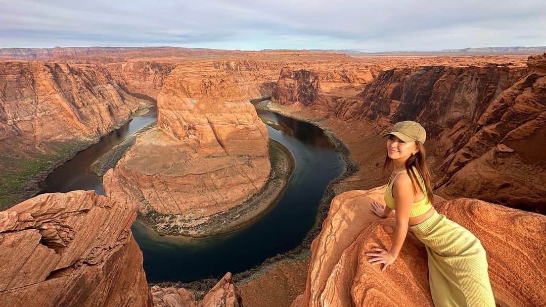 西内ひろのインスタグラム：「📍Horse shoe bend/Arizona  渓谷の風景が馬の蹄のような形をしていることから『ホースシューベンド - Horseshoe Bend』と呼ばれています。  ここは来てみたかったところ。自然が生み出す美しいアートがこの辺りには沢山あって、地球の美しさに改めて感動しています🙏  ついでの旅は、出来ればして帰りたい。と思うのですが、あえて時間を作っています。  私の人生において、"遊び"から学ぶことが1番多いからです。それがまた、仕事にも繋がっているんだなと感じる今日この頃。。。  #arizona #america #horseshoebend #西内ひろのオススメ旅」
