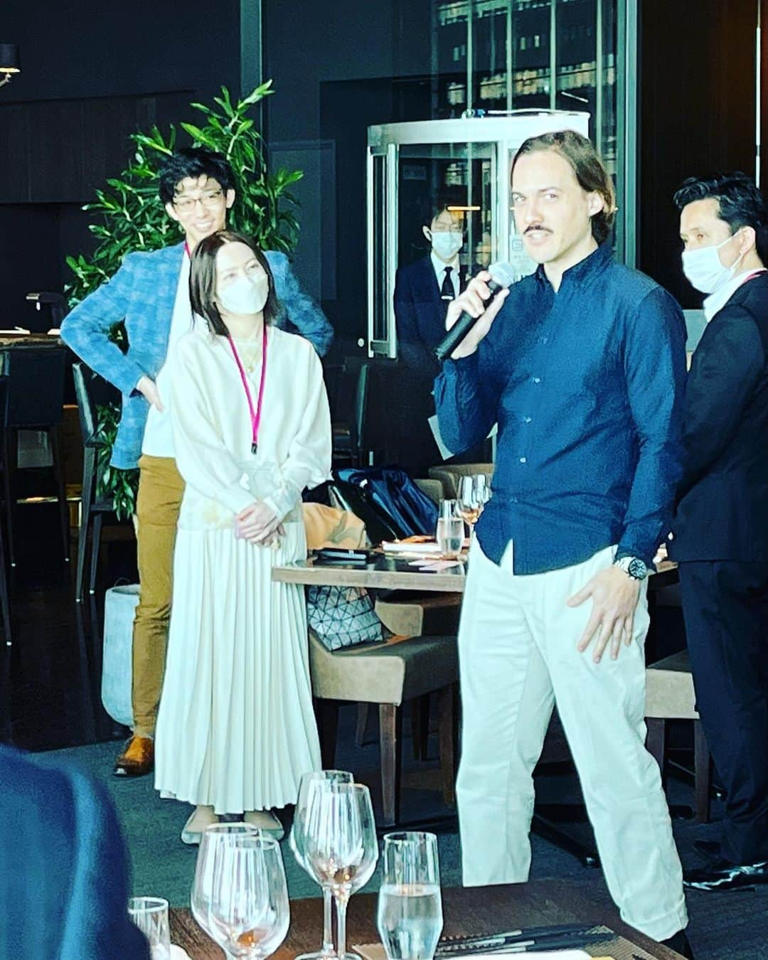 田辺晋太郎さんのインスタグラム写真 - (田辺晋太郎Instagram)「【次世代のプラントベースチーズと卵！？ 肉マイスターVSサステナブルフード！！】  精密発酵によってタンパク質を再現し、動物性でない美味しいチーズや卵といった食材を製造している #Formo の試食会にお招き頂きました！  Formoは、動物性食材に“似せたもの”ではなく、動物性ならではのデメリットを取り除いた“チーズそのもの”であり、“卵そのもの”の製造を可能にしています。 このFormo独自の食品によって、これまで諦めざるを得なかった食卓に挑戦しており、2030年までにヨーロッパの乳製品の10%を置き換え、世界中のフードエコシステムの効率化を図ることをゴールとし、25カ国85名以上の著名な科学者や起業家が一丸となって、世界の食産業を変えていきたいとの事でした。  実際食べてみると本当に #チーズ！発酵感もあるわけです！！ 卵に関しては味はもう一歩のところまできていて、火入れと共に固まる性質まであって驚きです！  #動物性たんぱく質 の素晴らしさと、#植物性 #プラントベース のサステナビリティを上手く共存させていくことで、「食べたくない美味しくない代替え食」や代替えタンパク質だけの世の中にならないようちゃんとバランス保てたら良いですね！！ ごちそうさまでした！！  #肉マイスター #田辺晋太郎」4月9日 9時20分 - meat_meister_tanabe_shintaro