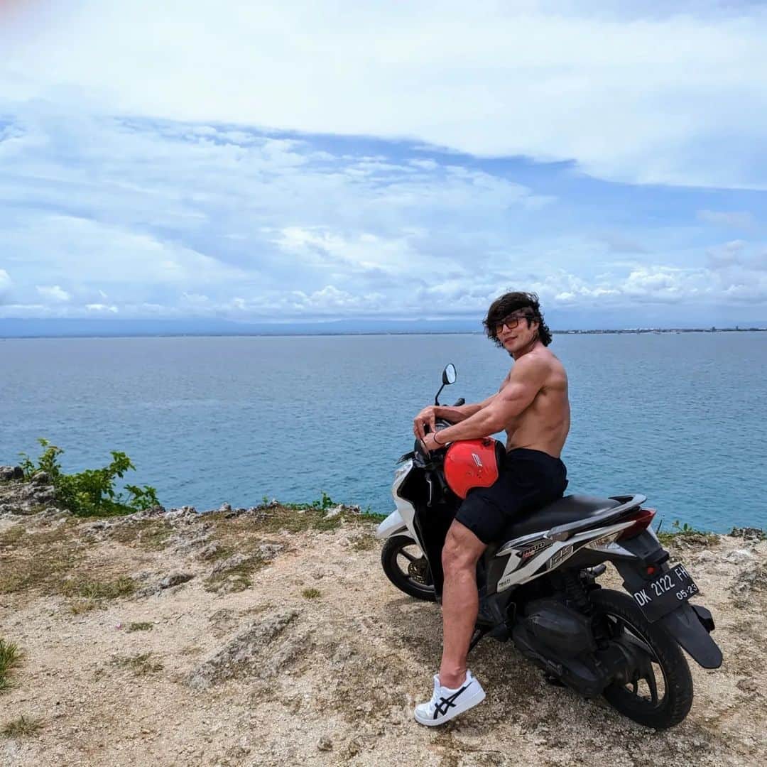 ルーディ・リンさんのインスタグラム写真 - (ルーディ・リンInstagram)「Eat. Pray. Lose your clothes. Bali.  #asicssg #soundmindsoundbody」4月9日 9時21分 - ludilin