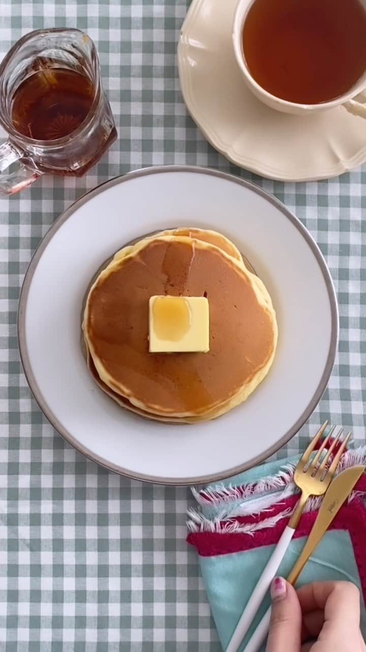 福田淳子のインスタグラム：「Sunny Sunday branch with Spring like pancakes make Happy Sunday:)  Spring has officially come and time for lovely spring branche time.   Pancake always make smiles for everyone.   Pancake & Styling  @junjunfukuda  Styling & Calligraphy @toufuhayama   #calligraphyart #japanesecalligraphy#calligraphystyling#calligraphycordinate ##junkofukuda #ホットケーキ #pancakes  #japanesetraditionalsweets  #sakuramochi #japaneserecipe」