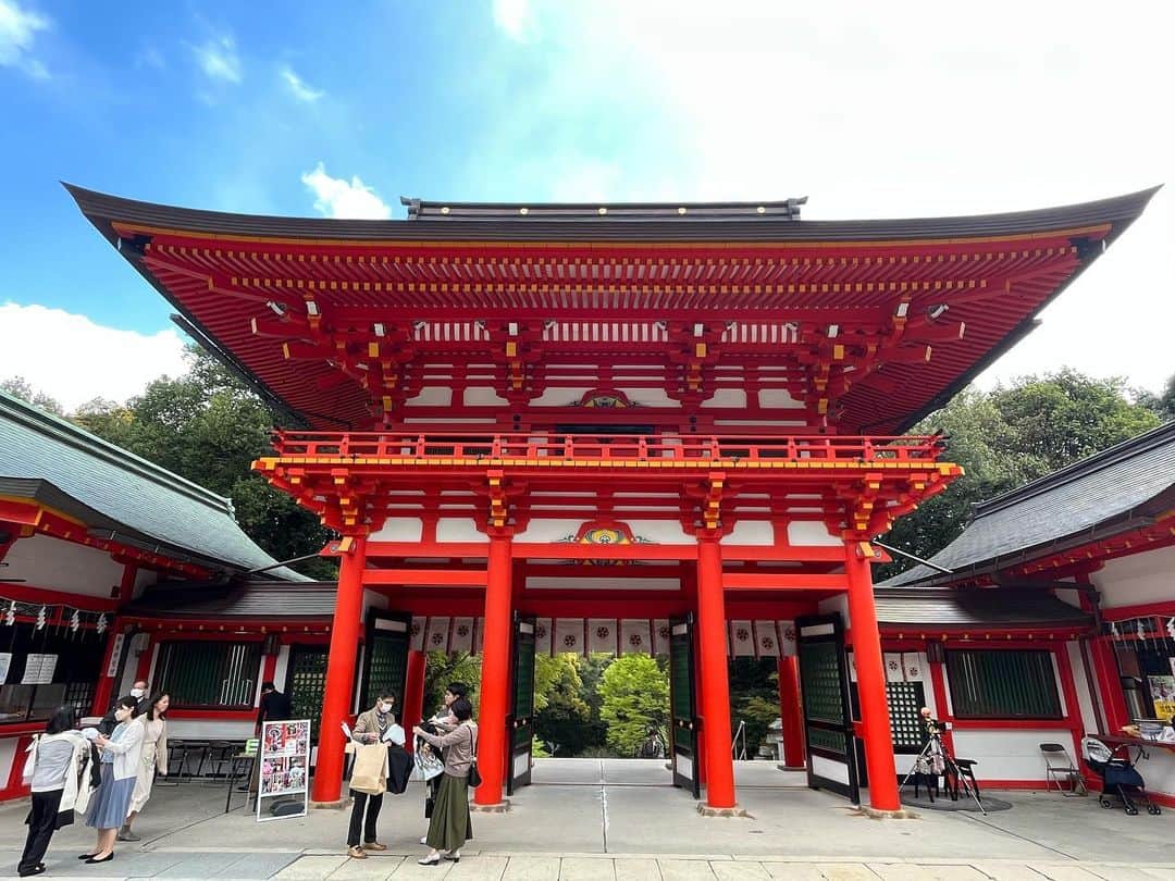 篠崎愛のインスタグラム：「大好きなちはやふるの全国大会の舞台！ 近江神宮に行ってきました‼︎  真っ赤な近江神宮も勧学館も見れて感動でした。 なんといっても、勧学館浦安の間。 アニメで見た通りで、これぞ聖地巡礼！！激アツでした！  千早と詩暢ちゃんといえばしのぶれどですよね☺️」