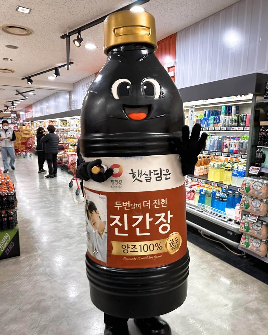 とぎもちさんのインスタグラム写真 - (とぎもちInstagram)「. 【韓国 🇰🇷롯데마트】  韓国ロッテマートで買い物してたら 急に醤油が近づいてきた 笑  突然真横いて びっくりし過ぎて声出た ( ¨ )笑  なんか 無料の醤油くれた🙄💕  ありがとう 🥺笑  #韓国ロッテマート #ロッテマート #とぎもち #醤油 #とぎもちロッテマート #とぎもち醤油 #カンジャン #롯데마트 #간장」4月9日 9時34分 - togistagram