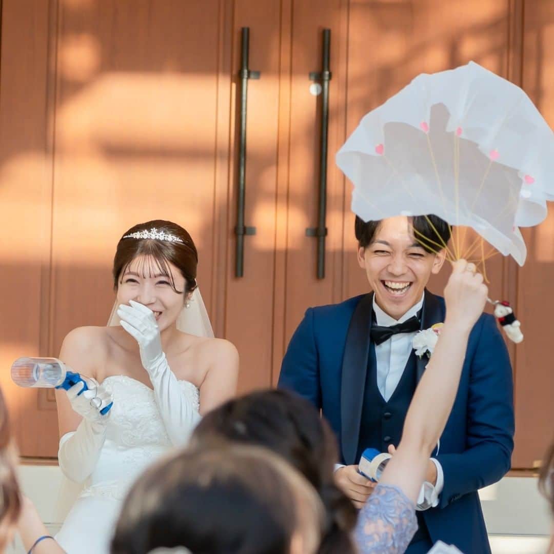のインスタグラム：「ブーケトスの代わりに、パラシュートベアの演出はいかがですか🧸💕  パラシュートベアとはパラシュートがついたぬいぐるみが入ったクラッカーをひいて、宙に舞ったぬいぐるみをゲストの皆さんにキャッチしていただく演出です✨  おふたりもゲストのみなさんも大人からお子様まで全員で楽しむことが出来ます🌸  パラシュートをひくまでも、ひいてから宙に舞っている間もみなさんどきどきしながらもワクワクしていらっしゃいました！  ゲストに見たことない演出で楽しんで欲しい♡という方におすすめの演出です✨  気になる方はぜひプロデューサーに相談してみてくださいね🕊  📷post by @anniversaire_minatomirai * * * ＼結婚式のお写真を募集中／ * アニスタグラムに参加してプレゼントを貰おう🎁！ * 参加には下記の①〜③ を付けてお写真を投稿してください💕 詳細は @anniversaire_officialのプロフィールURL『アニスタグラムキャンペーン』でもチェックできます✨ * ① #アニスタグラム ② @anniversaire_official ③3つのうち写真にあうハッシュタグ #結婚式 #ファミリーウェディング #フォトウェディング * * 皆様のお写真を楽しみにしております˚✧˳✧༚ * * * #パラシュートベア #ゲスト参加型演出 #アフターセレモニー #ブーケトス #フラワーシャワー #結婚式演出 #結婚式レポート #横浜結婚式場 #東京結婚式場 #結婚式準備 #横浜プレ花嫁 #横浜婚 #横浜結婚式 #横浜花嫁 #アニヴェルセル #アニヴェルセルみなとみらい横浜 #アニヴェルセルみなとみらい」