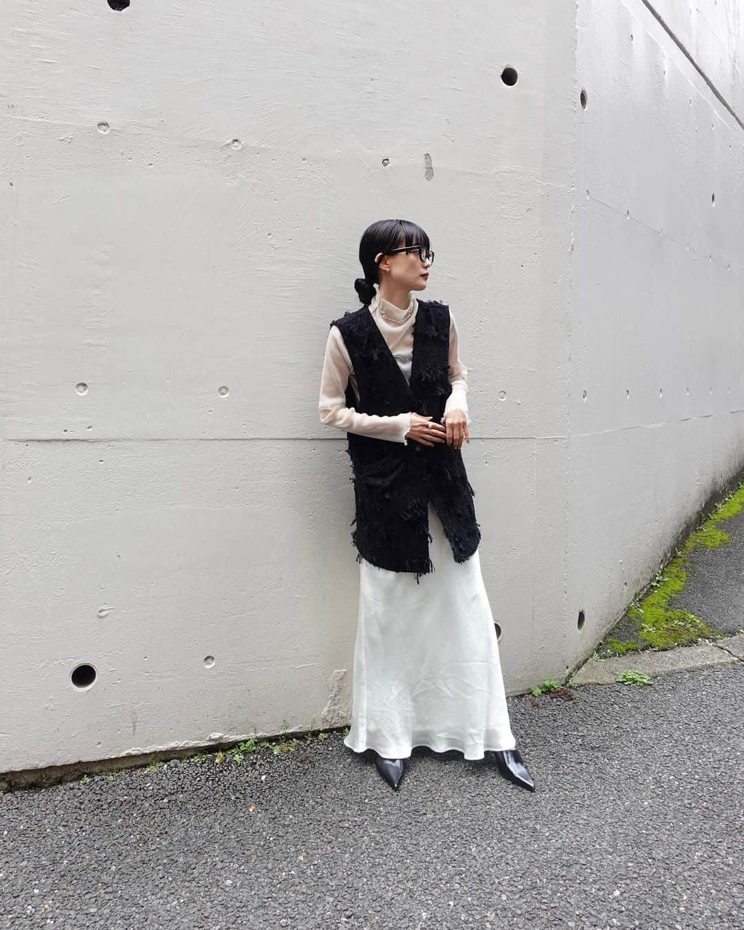 のインスタグラム：「_ 先日の私服 ◠‿◠   かなり型数が増えてMARTEで取り扱ってるアイテムだけでコーディネートが組めるようになった🫱🏻‍🫲🏼  もうすぐ7周年。 なんと当日は原宿店出勤なのでぜひ遊びに来てね。 ドリンクでも用意しようかなと思ってますます😌 @marte_vintage   sahara - cut jacquard vest sahara - glitter sheer top sahara - silky satin skirt  (ONLINE在庫切れてますが入荷するのでお待ちを)  #martesnap @sahara_japon」