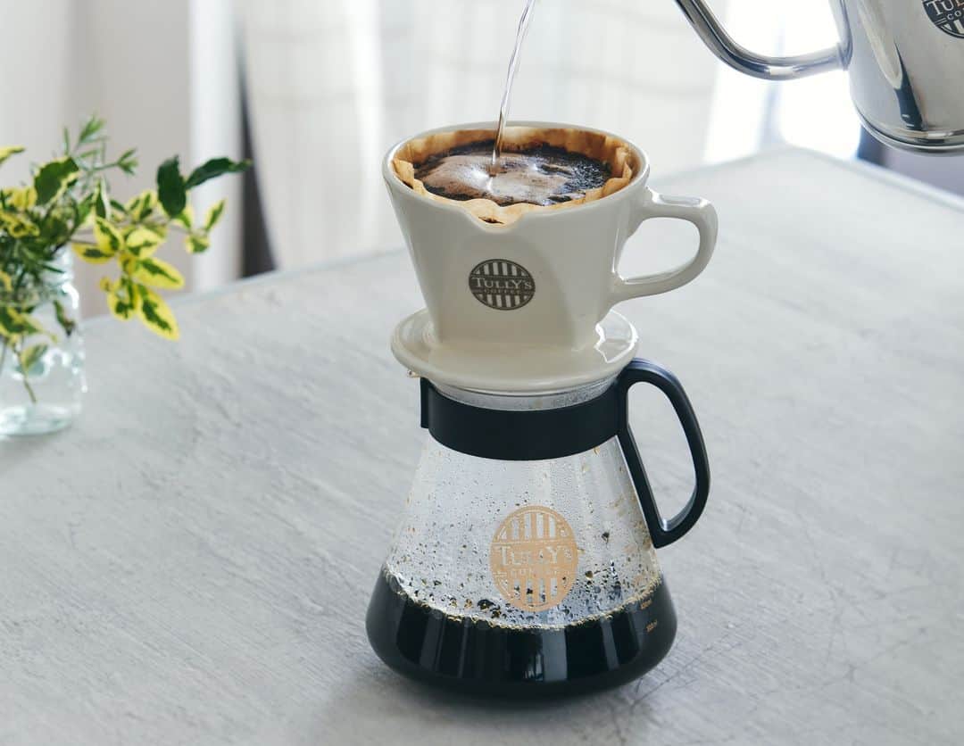 タリーズコーヒーさんのインスタグラム写真 - (タリーズコーヒーInstagram)「.  少し早く起きた朝は ゆっくりとコーヒーを淹れてみませんか☕  皆さんのおすすめの朝の過ごし方をぜひコメントで教えてください♪  ＃タリーズ　#タリーズラバーズ　＃休日の過ごし方　＃コーヒー」4月9日 10時00分 - tullyscoffeejapan