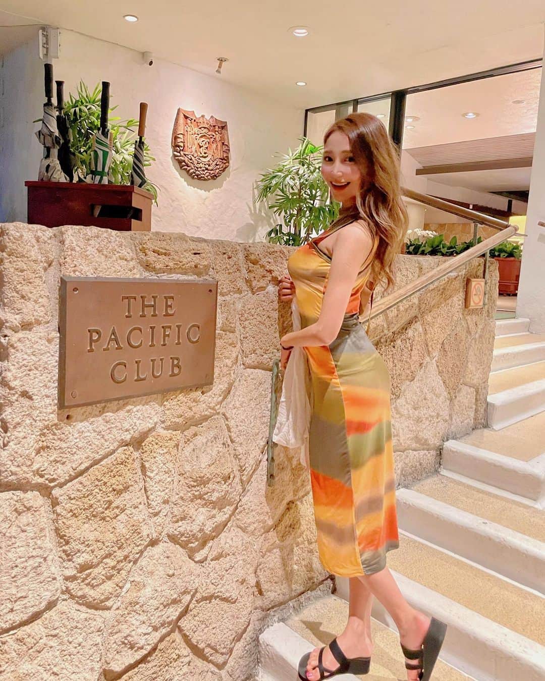 のインスタグラム：「雰囲気が素敵なレストラン♡ The pacific club  ダウンタウンにあって歴史あるプライベートクラブ🍷  とにかく雰囲気が素敵！ 私好み！笑🫢  アートもあるし、ワインもあるし🎨歌も歌ってくれて..🎶  いい場所でした✨✨  #会員制レストラン #ハワイグルメ #ホノルル #ハワイ情報 #グルメ好きな人と繋がりたい #アート好き #ゴルフ好き #グルメ好きと繋がりたい #ゴルフすきな人と繋がりたい #ゴルフ女子 #ファッション #ハワイコーデ #thepacificclub #hawaii #hawaiilife #hawaiifoodie #hawaiistagram#golfgirl #hawaiitrip #traveler #japanesegirl」
