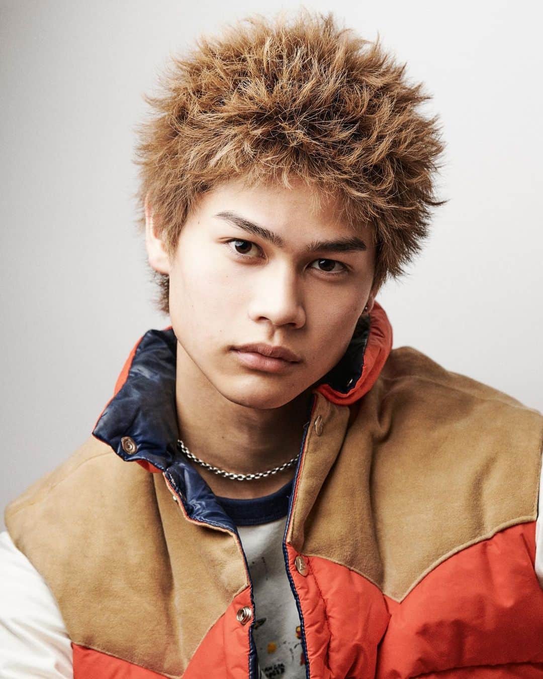 鈴木大二朗のインスタグラム：「バサっとラフな質感のショートヘア OCEANTRICO OVERDRIVE🖤 . ヘアスタイルには色んな質感があります。同じ形や長さでも質感を変えるだけでいつもと違う雰囲気になれます。 . ショートだからツヤのあるスタイリング材、これしか合わない。 じゃなくて色んな質感を 試して新しい自分にであってほしいと思ってこのスタイルを作りました✌🏾 Photo @miho_bluesky_photograph  Model @keito__0612  ありがとうございました🙇」