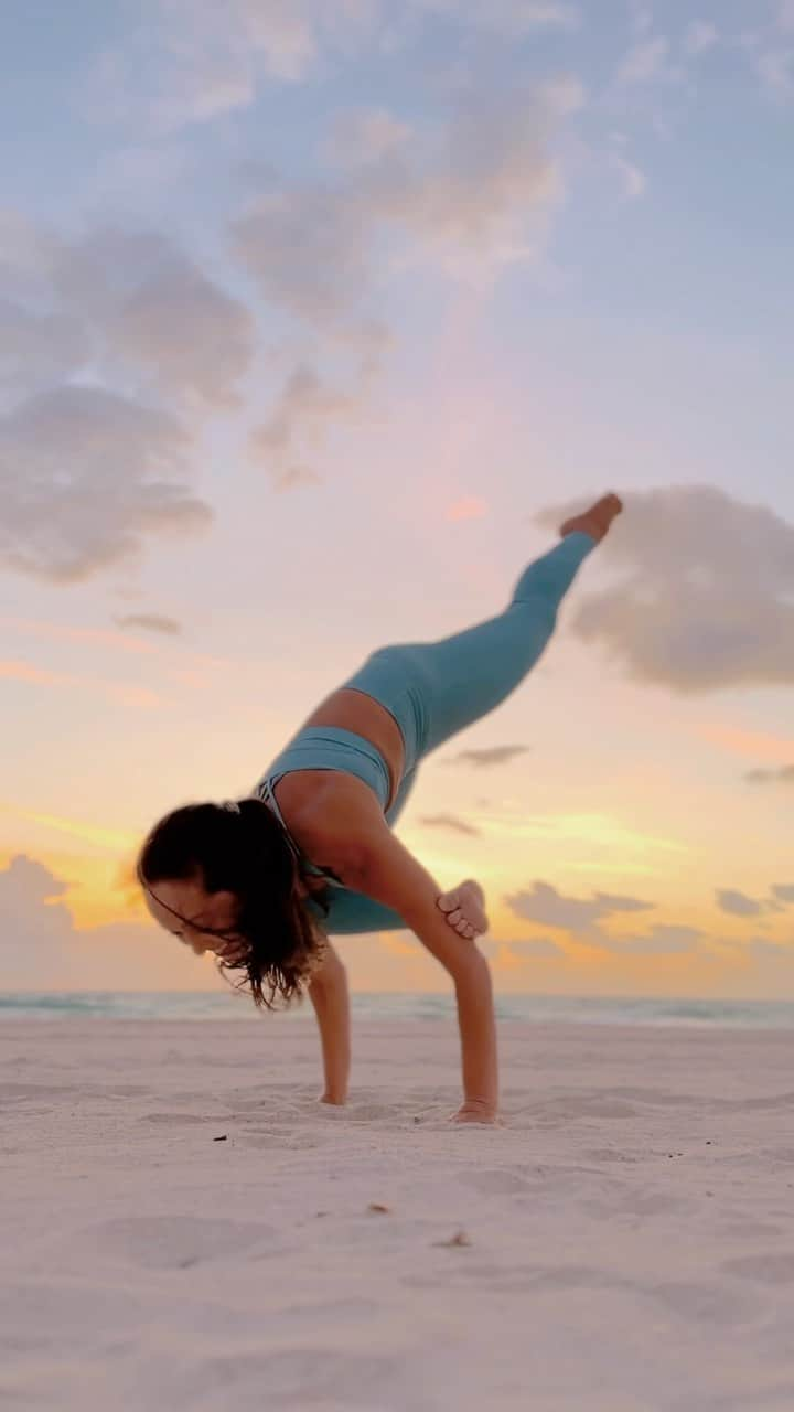 キノ・マクレガ―のインスタグラム：「This is one the poses that can feel like maybe next lifetime. Galavasana is a challenging combination of strength and flexibility as well as weight distribution and special orientation. I never thought I’d be doing this pose in the sand at sunrise. I was one of the ones who thought it would be next lifetime. But I kept practicing. I learned good technique. And most importantly I never gave up.   Little by little, day by day, breath by breath, yoga can change your whole world.   Keep practicing 🙏  Day 5 #soberlivingchallenge is Galavasana  @taylorhuntyoga @trinifoundation   Tidal Teal Align Set  @lululemon #lululemon #lululemonambassador #thesweatlife   Photo @ifilmyoga  #yoga #yogi #ashtanga #ashtangayoga #kinoyoga #yogachallenge #soberliving #miamiyoga #beachyoga #yogalifehappylife #ashtangis #galavasana #ekapadagalavasana #flyingpigeon #armbalance #bestrong #thirdseries #ashtangis  💕」