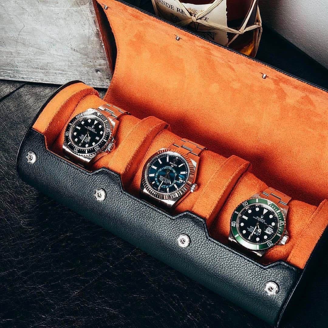 Daily Watchさんのインスタグラム写真 - (Daily WatchInstagram)「Avoid scratches on your watches 🥳 Bring our affordable watch roll with you when traveling (Price via the link in @ShopDailyWatch bio). Our affordable watch rolls are easy to bring with you on the go and keeps your watches safe from scratches in a soft leather roll #dailywatch #watchroll #watchcase」4月9日 1時08分 - dailywatch